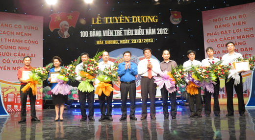 Trung ương Đoàn tặng Kỷ niệm chương 