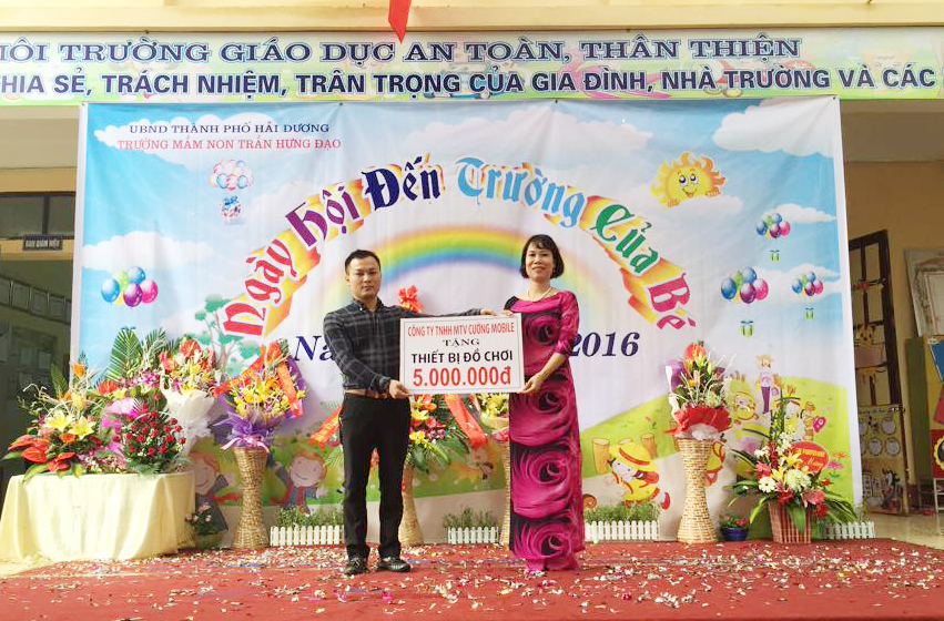 Hội viên Hội DNT Hải Dương trao tặng quà, học bổng cho học sinh nghèo vượt khó nhân dịp khai giảng năm học mới 2015 - 2016