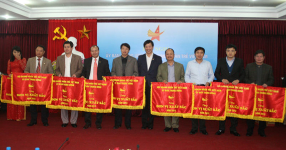 Hội DNT Hải Dương nhận cờ thi đua xuất sắc năm 2013
