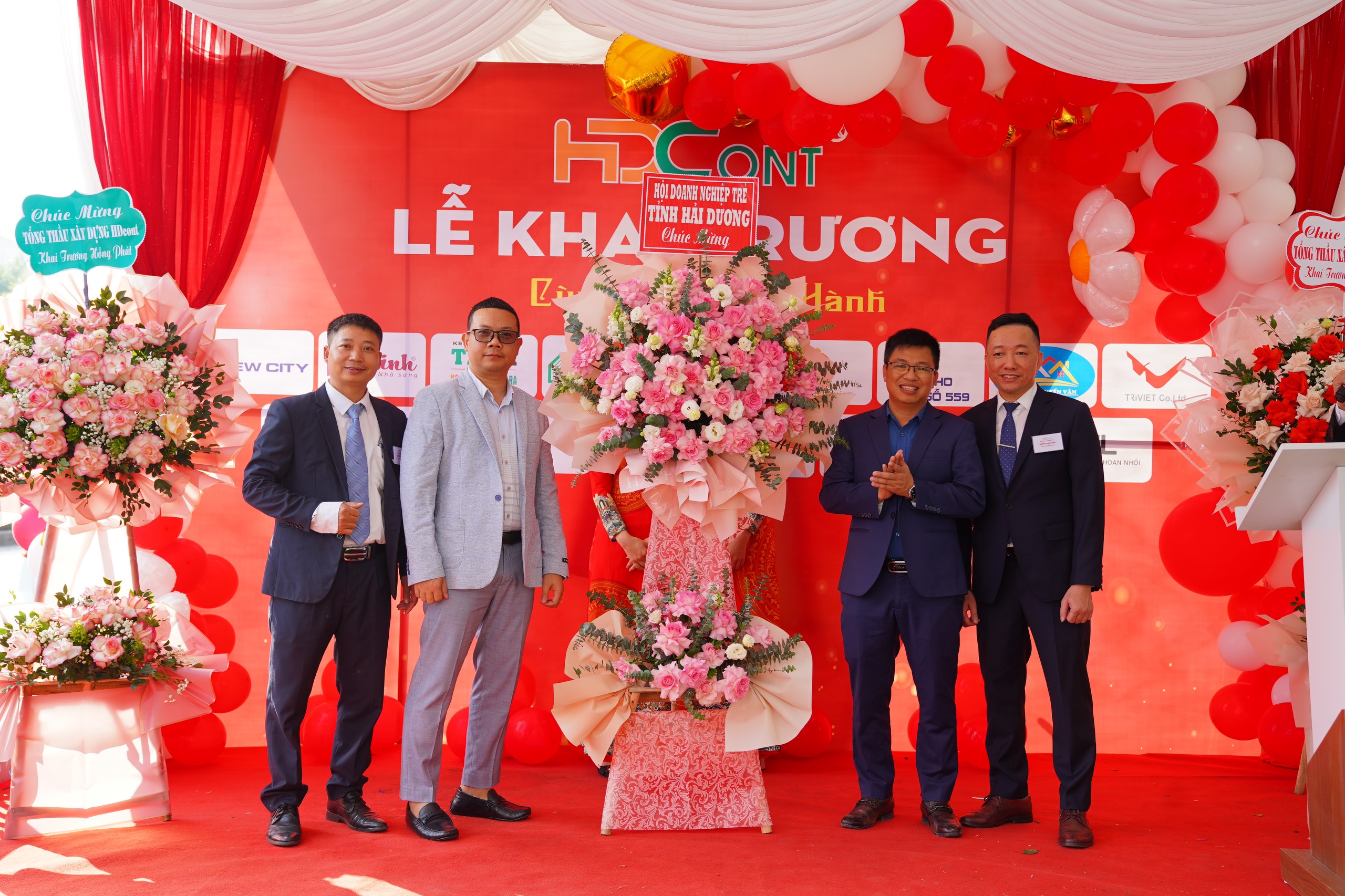 Hội Doanh nghiệp trẻ Hải Dương tặng hoa chúc mừng Lễ khai trương Tổng thầu xây dựng HD Cont
